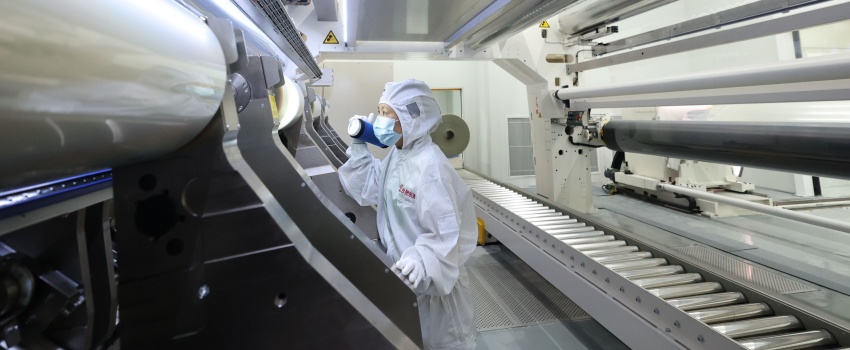 技術(shù)攻堅(jiān)結(jié)碩果！合肥樂凱成功下線超寬幅超薄高端光學(xué)聚酯薄膜